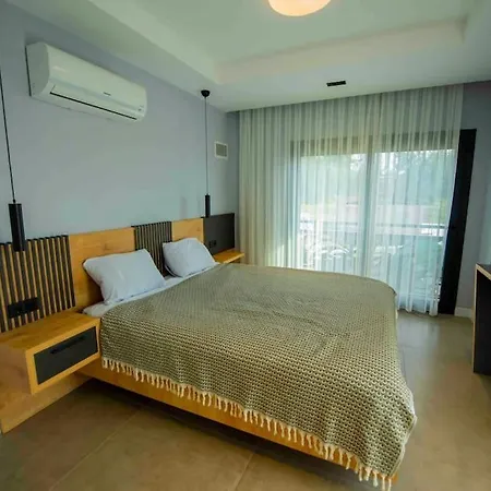 Hotel 4+1 Havuzlu Deux 4*
