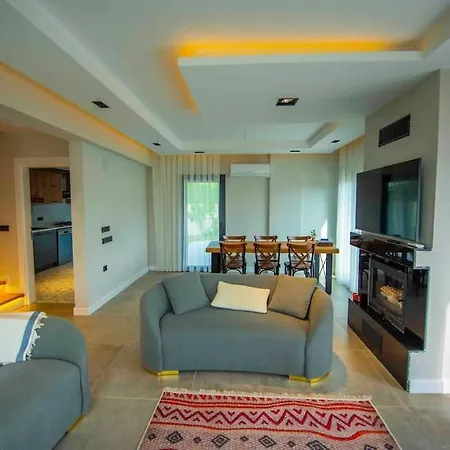 Hotel 4+1 Havuzlu Deux 4*